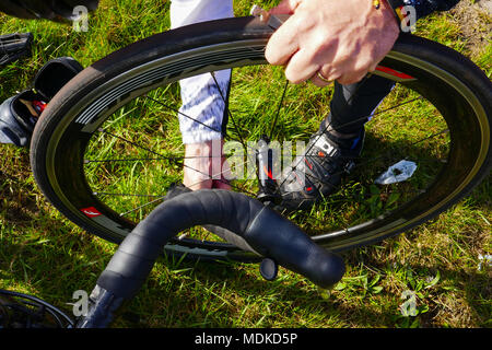 Reparatur einer Reifenpanne ein Fahrrad auf der Straße in Holland Stockfoto