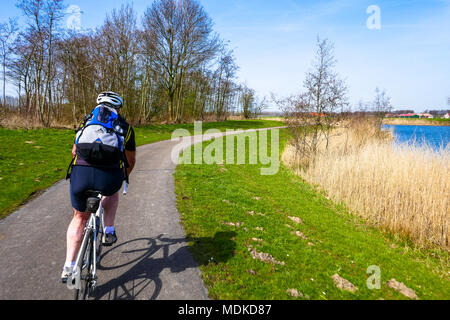 Radfahrer bei kleinen Radweg passiert auch in Hoeksche Waard, Holland Stockfoto