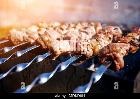 Smoky Grillen die marinierten Schweinefleisch köstliche Schaschlik Stockfoto