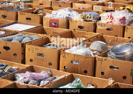 Boxen von Waren zum Verkauf an den grünen Drachen Markt, Amish Country, Reading, Pennsylvania, USA Stockfoto