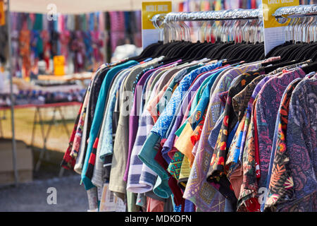 Ein Rack mit T-Shirts zum Verkauf an der grüne Drache Markt in Reading, Pennsylvania Dutch County, Lancaster County, Pennsylvania, USA Stockfoto