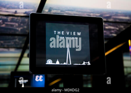 Bildschirm im Aufzug an die Spitze der Shard Gebäude, London, UK Stockfoto
