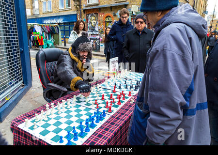 Brick Lane Chess Master spielen 3 Gegner, London, UK Stockfoto