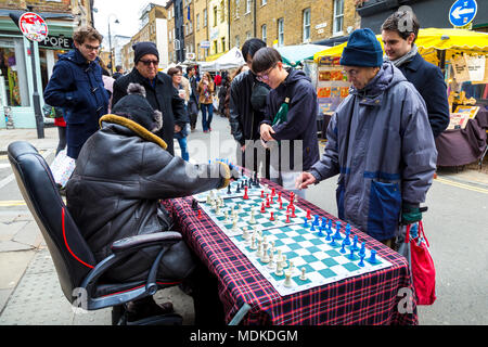 Brick Lane Chess Master spielen 3 Gegner, London, UK Stockfoto