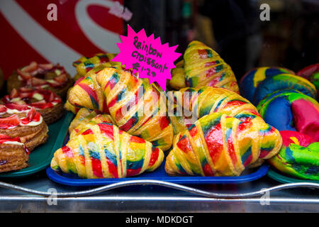 Rainbow Croissants an einer Bäckerei in der Brick Lane, London, Großbritannien Stockfoto