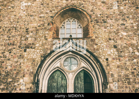 In der Nähe von kleinen Fenster und gewölbten Eingang der St. Marien Kirche Stockfoto
