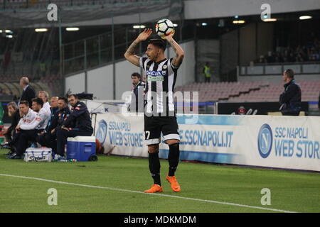 Neapel, Italien. 18 Apr, 2018. Aktion beim Fußballspiel zwischen SSC Napoli und UDINESE in San Paolo Stadion in Napoli. Endergebnis SSC Napoli vs UDINESE 4-2. Im Bild Giuseppe Pezzella UDINESE Credit: Salvatore Esposito/Pacific Press/Alamy leben Nachrichten Stockfoto