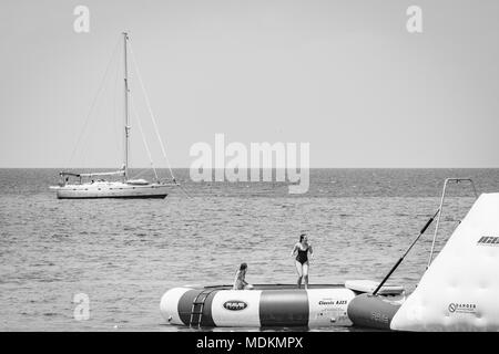 Montego Bay, Jamaika - 20. März 2018: weibliche Touristen, Wasser Aktivitäten in Montego Bay Stockfoto