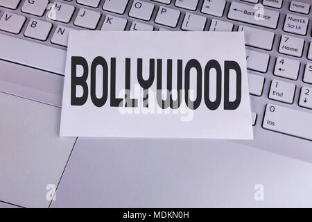 Konzeptionelle Hand schreiben Bollywood angezeigt. Business Foto präsentiert das indische Kino eine Quelle der Unterhaltung geschrieben Weiß Haftnotiz Papier abgelegt. Stockfoto
