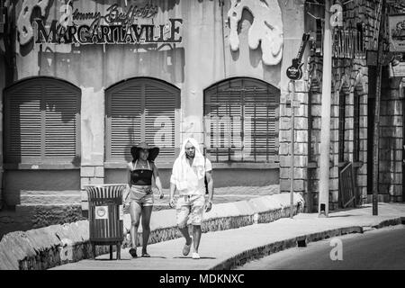 Montego Bay, Jamaika - 20. März 2018: Touristen und Geschäftsreisende, Margaritaville Montego Bay. Stockfoto