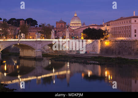 Blick über den Tiber auf den Petersdom in der Dämmerung, Rom, Latium, Italien Stockfoto