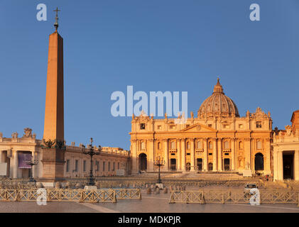 Obelisken auf dem Petersplatz und Petersdom, Vatikan, Rom, Latium, Italien Stockfoto