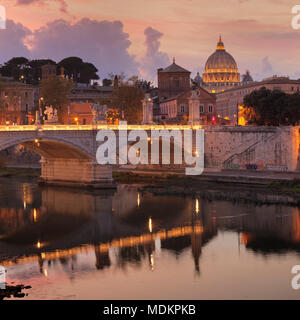 Blick über den Tiber auf den Petersdom bei Sonnenuntergang, Rom, Latium, Italien Stockfoto