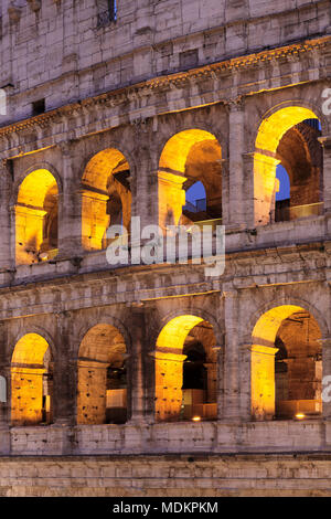 Beleuchtete Kolosseum, Colosseo, UNESCO-Weltkulturerbe, Rom, Latium, Italien Stockfoto