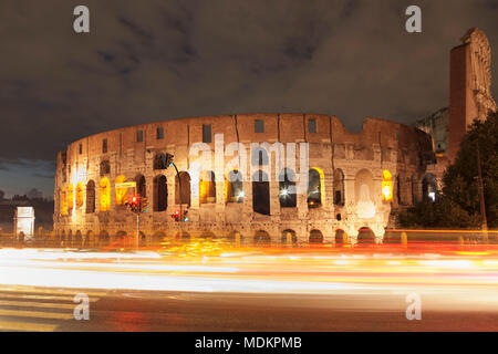 Beleuchtete Kolosseum mit Spuren von Licht in der Nacht, Kolosseum, UNESCO-Weltkulturerbe, Rom, Latium, Italien Stockfoto