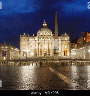 Obelisken auf dem Petersplatz mit St. Peter's Basilica, Dämmerung, Vatikan, Rom, Latium, Italien Stockfoto