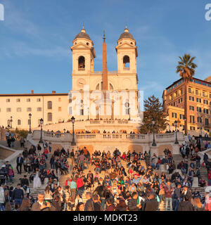 Spanische Treppe mit der Kirche Santa Trinita dei Monti, die Piazza di Spagna, Rom, Latium, Italien Stockfoto