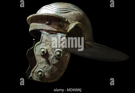 Madrid, Spanien - 11 November, 2017: Galea oder römischen Soldaten Helm. Nationale Archäologische Museum in Madrid. Über schwarz Isoliert Stockfoto