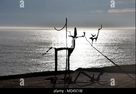 Sydney, Australien - 27.Oktober 2017. Orest Keywan: Bronzezeit. Skulptur am Meer entlang der Bondi, Coogee Spaziergang entlang der Küste ist der weltweit größte frei Stockfoto