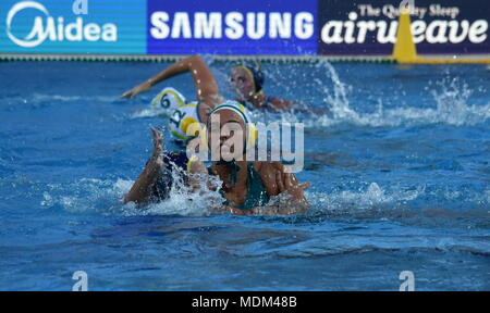 Budapest, Ungarn - 16.Juli 2017. ZIMMERMAN Jessica (AUS) kämpft mit einem kasachischen Spieler in der Vorrunde. FINA Wasserball Wm war Stockfoto