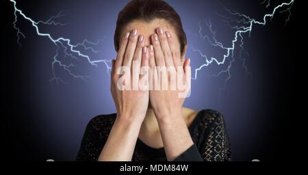 Blitzeinschläge und Angst Angst Frau Stockfoto