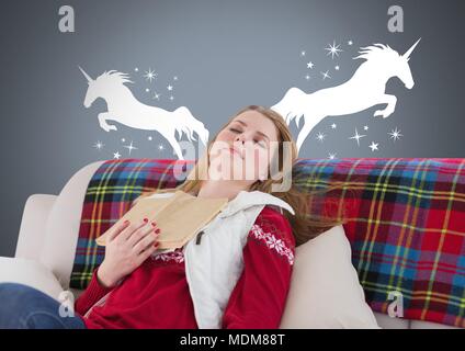Schlafende Frau träumt der Einhörner mit Buch und Sterne Stockfoto