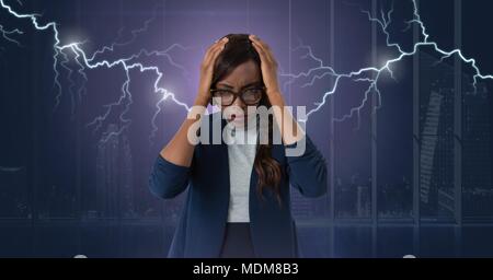 Blitzeinschläge und betonte Frau mit Kopfschmerzen holding Kopf Stockfoto