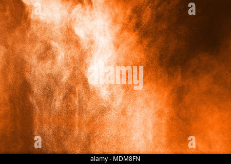 Rote Pulver Explosion auf schwarzen Hintergrund. Roter Staub splash auf dunklem Hintergrund. Stockfoto