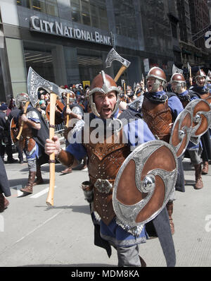 Platoon der Männer mit Schlacht Achsen & Schilde, die die Vikings die schottische Unabhängigkeit feiern im Jahre 1320 bei der jährlichen Tartan Parade in New York City proklamiert. Die Parade marschiert nach Norden auf der 6. Avenue in Midtown Manhattan. Stockfoto