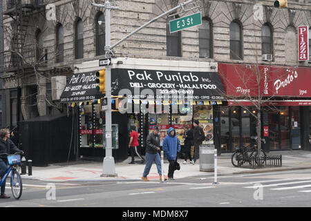 Pak Punjab Deli an der 2nd Avenue im East Village an der 3rd Street, Manhattan, New York City. Stockfoto