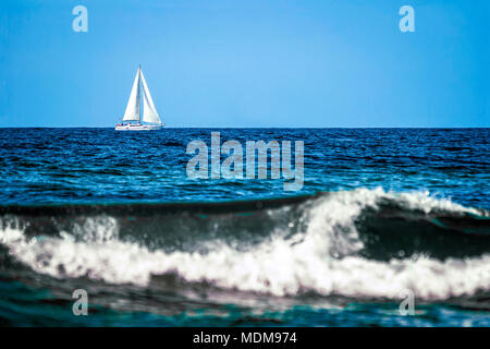 Segelboot an einem geöffneten blauen Meer, Landschaft. Stockfoto