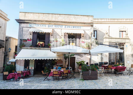 Erice, Italien - 11 August 2017: Straße der Altstadt mit Bar, Restaurants und die Menschen im historischen Dorf Erice in Sizilien, Italien Stockfoto