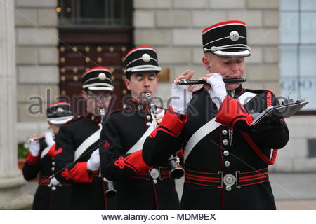 Particpiants im Ostern Parade zu Ehren der 1916 steigt die Menge in Dublin unterhalten. Credit: reallifephotos/Alamy Stockfoto