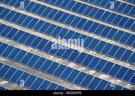 Solarzellen am Dach des Gebäudes in Adelade, Süd Australien installiert Stockfoto