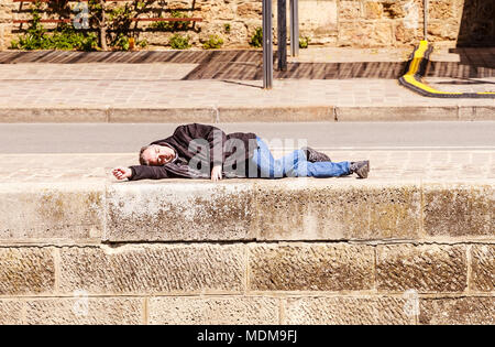 Ein Mann schläft am Ufer der Seine. Frankreich Paris Stockfoto