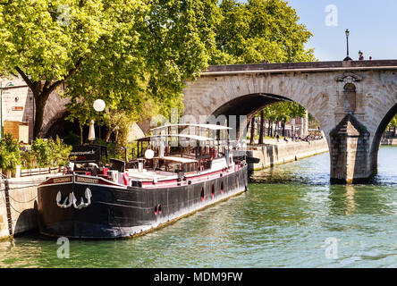 Hausboot in der Nähe von Pont Marie, Ile Saint-Louis, Paris, Frankreich. Stockfoto