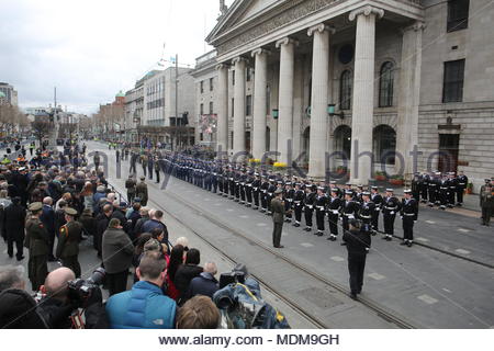 Eine militärische Anzeige außerhalb des GPO in Dublinto Markierung der Jahrestag der Osteraufstand von 1916, eine der größten Irland Schritte in Richtung Unabhängigkeit. Stockfoto