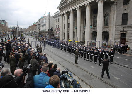 Eine militärische Anzeige außerhalb des GPO in Dublinto Markierung der Jahrestag der Osteraufstand von 1916, eine der größten Irland Schritte in Richtung Unabhängigkeit. Stockfoto