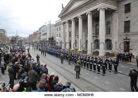 Eine militärische Anzeige außerhalb des GPO in Dublinto Markierung der Jahrestag der Osteraufstand von 1916, eine der größten Irland Schritte in Richtung Unabhängigkeit. Stockfoto