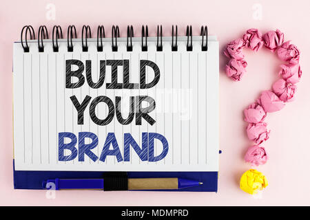 Handschrift text bauen Ihre Marke. Konzept, d. h. Erstellen Sie Ihr eigenes Logo slogan Modell Werbung E Marketing Notebook Buch geschrieben die Ebene backgroun Stockfoto