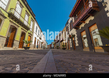 Moya, Spanien - 27. Februar 2018: Calle Real de la Plaza, Fußgängerzone mit traditionellen kanarischen Architektur und bunte Fassaden. Stockfoto