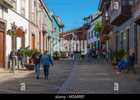 Moya, Spanien - 27. Februar 2018: Touristen und Einheimische in der Calle Real de la Plaza, Fußgängerzone von Teror entfernt. Stockfoto