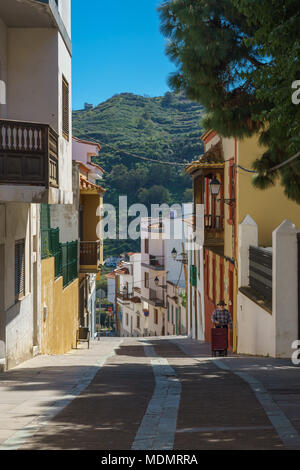 Moya, Spanien - 27. Februar 2018: Eine der attraktiven Straßen in Firgas, beliebtes Reiseziel auf der Insel Gran Canaria. Stockfoto