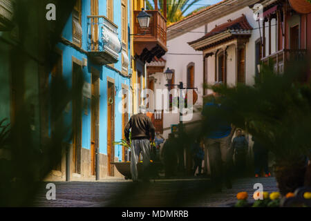 Moya, Spanien - 27. Februar 2018: Calle Real de la Plaza, Fußgängerzone mit traditionellen kanarischen Architektur und bunte Fassaden. Stockfoto