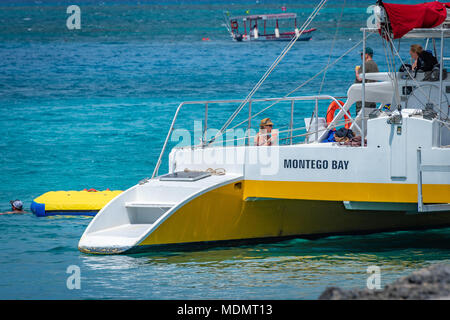 Montego Bay, Jamaika - 20. März 2018: Touristen auf einem Katamaran in Montego Bay. Stockfoto