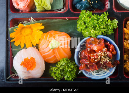 Japanische Küche. Lunch Box auf einem Hintergrund einstellen Stockfoto