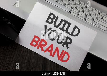 Schreiben Hinweis angezeigt bauen Ihre Marke. Business photo Präsentation erstellen Sie Ihr eigenes Logo slogan Modell Werbung E Marketing geschrieben Weiß Haftnotiz Stockfoto