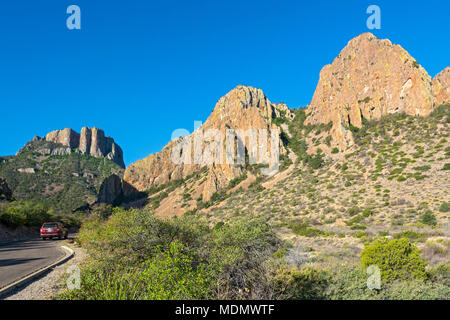 Texas, Big Bend National Park, Blick von der Chisos Basin Road, Casa Grande im Hintergrund links Stockfoto