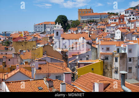 Der Blick auf die Alfama, der älteste Stadtteil von Lissabon aus hoher Platz. Portugal. Stockfoto