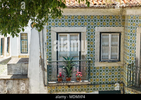 Der gemütliche Balkon und Fenster in einem der alten Haus der Alfama durch die typisch portugiesische Azulejos abgedeckt. Lissabon. Portugal Stockfoto